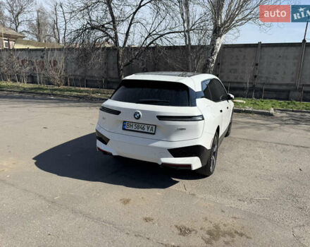Белый БМВ iX, объемом двигателя 0 л и пробегом 35 тыс. км за 56500 $, фото 5 на Automoto.ua