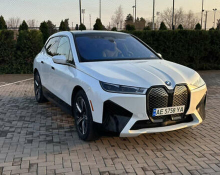 Белый БМВ iX, объемом двигателя 0 л и пробегом 57 тыс. км за 56700 $, фото 2 на Automoto.ua