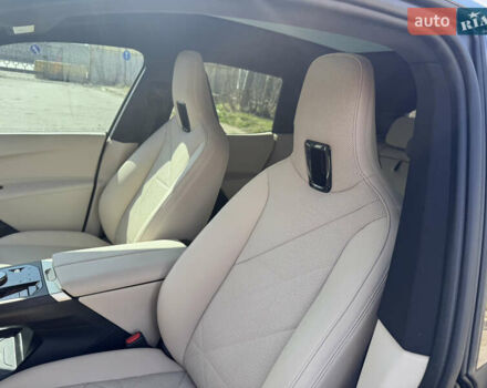 Белый БМВ iX, объемом двигателя 0 л и пробегом 35 тыс. км за 56500 $, фото 20 на Automoto.ua