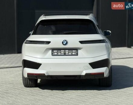 Белый БМВ iX, объемом двигателя 0 л и пробегом 89 тыс. км за 65900 $, фото 4 на Automoto.ua