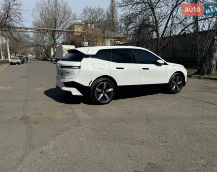 Белый БМВ iX, объемом двигателя 0 л и пробегом 35 тыс. км за 56500 $, фото 3 на Automoto.ua