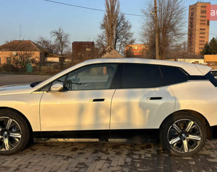 Белый БМВ iX, объемом двигателя 0 л и пробегом 57 тыс. км за 56700 $, фото 5 на Automoto.ua
