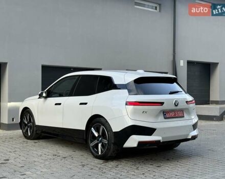 Белый БМВ iX, объемом двигателя 0 л и пробегом 69 тыс. км за 58300 $, фото 15 на Automoto.ua