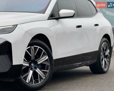Білий БМВ iX, об'ємом двигуна 0 л та пробігом 32 тис. км за 48700 $, фото 2 на Automoto.ua