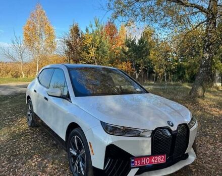 Белый БМВ iX, объемом двигателя 0 л и пробегом 22 тыс. км за 50100 $, фото 1 на Automoto.ua