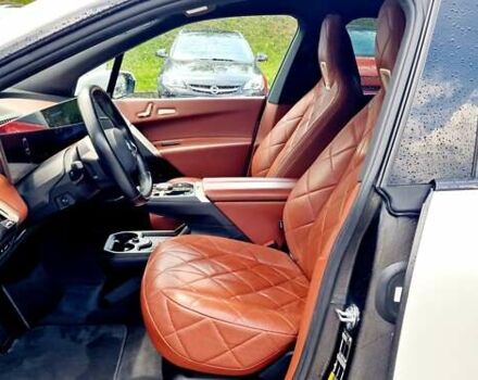 Белый БМВ iX, объемом двигателя 0 л и пробегом 55 тыс. км за 61500 $, фото 54 на Automoto.ua
