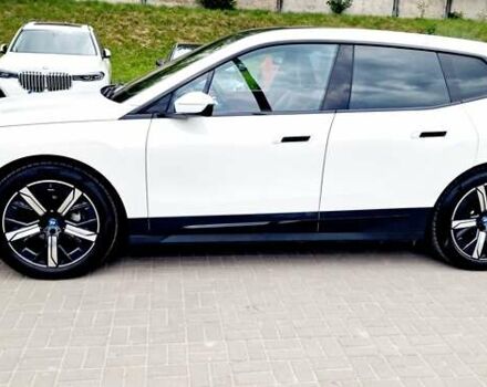 Белый БМВ iX, объемом двигателя 0 л и пробегом 55 тыс. км за 61500 $, фото 40 на Automoto.ua