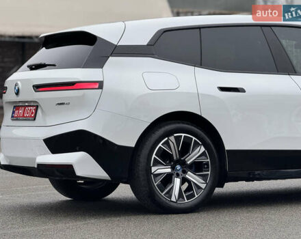 Белый БМВ iX, объемом двигателя 0 л и пробегом 32 тыс. км за 48900 $, фото 6 на Automoto.ua