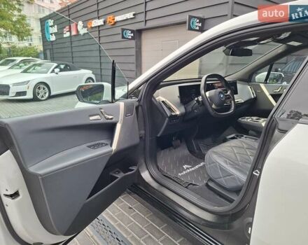 Белый БМВ iX, объемом двигателя 0 л и пробегом 8 тыс. км за 63900 $, фото 8 на Automoto.ua
