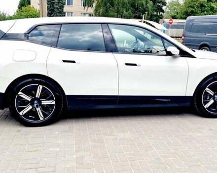 Белый БМВ iX, объемом двигателя 0 л и пробегом 55 тыс. км за 61500 $, фото 19 на Automoto.ua