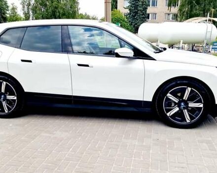 Белый БМВ iX, объемом двигателя 0 л и пробегом 55 тыс. км за 61500 $, фото 16 на Automoto.ua