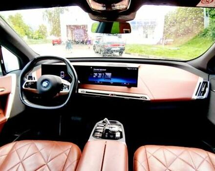 Белый БМВ iX, объемом двигателя 0 л и пробегом 55 тыс. км за 61500 $, фото 70 на Automoto.ua
