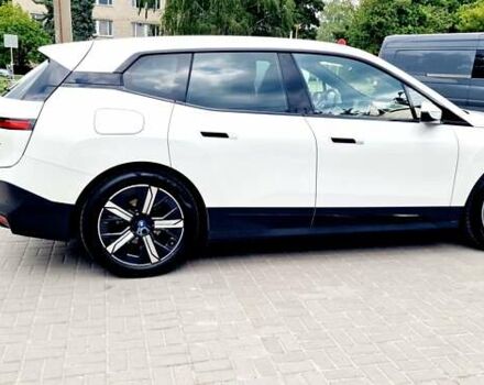 Белый БМВ iX, объемом двигателя 0 л и пробегом 55 тыс. км за 61500 $, фото 20 на Automoto.ua
