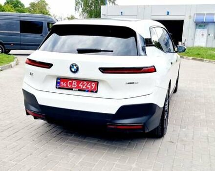 Белый БМВ iX, объемом двигателя 0 л и пробегом 55 тыс. км за 61500 $, фото 27 на Automoto.ua