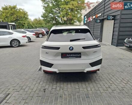 Белый БМВ iX, объемом двигателя 0 л и пробегом 8 тыс. км за 63900 $, фото 4 на Automoto.ua
