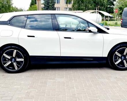 Белый БМВ iX, объемом двигателя 0 л и пробегом 55 тыс. км за 61500 $, фото 18 на Automoto.ua
