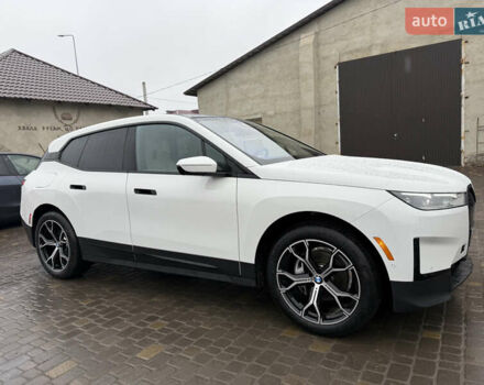 Белый БМВ iX, объемом двигателя 0 л и пробегом 5 тыс. км за 63000 $, фото 3 на Automoto.ua