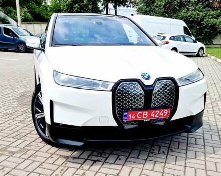 Белый БМВ iX, объемом двигателя 0 л и пробегом 55 тыс. км за 61500 $, фото 115 на Automoto.ua