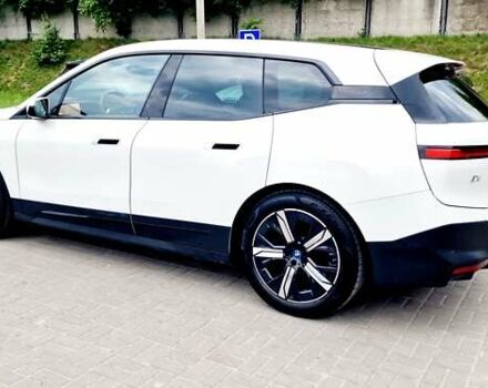 Белый БМВ iX, объемом двигателя 0 л и пробегом 55 тыс. км за 61500 $, фото 35 на Automoto.ua