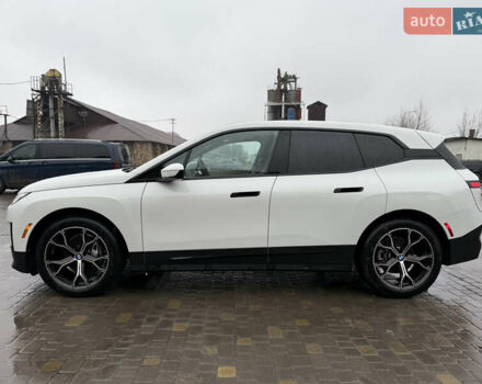 Белый БМВ iX, объемом двигателя 0 л и пробегом 5 тыс. км за 63000 $, фото 10 на Automoto.ua