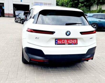 Белый БМВ iX, объемом двигателя 0 л и пробегом 55 тыс. км за 61500 $, фото 30 на Automoto.ua