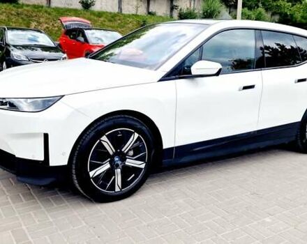 Белый БМВ iX, объемом двигателя 0 л и пробегом 55 тыс. км за 61500 $, фото 43 на Automoto.ua