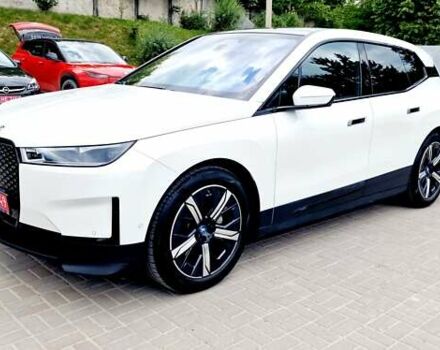 Белый БМВ iX, объемом двигателя 0 л и пробегом 55 тыс. км за 61500 $, фото 44 на Automoto.ua
