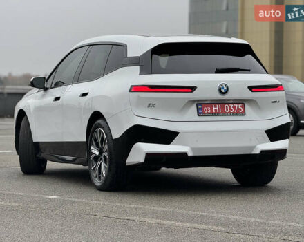 Белый БМВ iX, объемом двигателя 0 л и пробегом 32 тыс. км за 48900 $, фото 12 на Automoto.ua