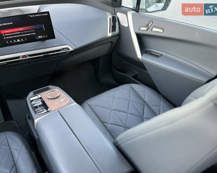 Белый БМВ iX, объемом двигателя 0 л и пробегом 19 тыс. км за 80000 $, фото 31 на Automoto.ua