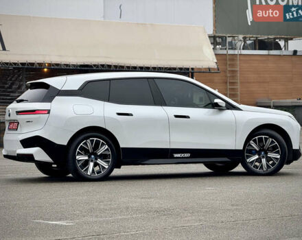 Белый БМВ iX, объемом двигателя 0 л и пробегом 32 тыс. км за 48900 $, фото 7 на Automoto.ua