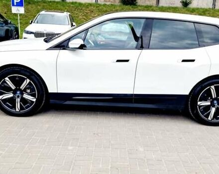 Белый БМВ iX, объемом двигателя 0 л и пробегом 55 тыс. км за 61500 $, фото 39 на Automoto.ua