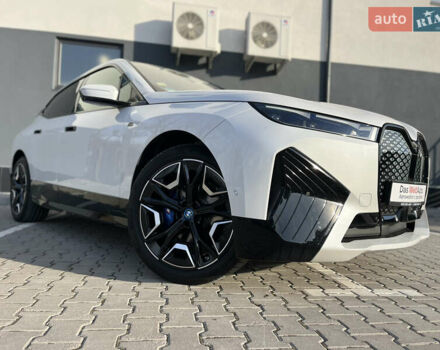Белый БМВ iX, объемом двигателя 0 л и пробегом 19 тыс. км за 80000 $, фото 17 на Automoto.ua
