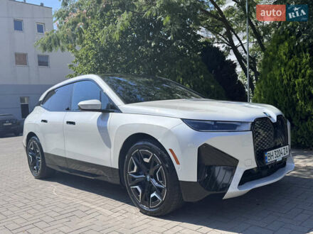 Белый БМВ iX, объемом двигателя 0 л и пробегом 33 тыс. км за 54900 $, фото 1 на Automoto.ua