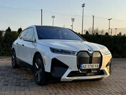 Белый БМВ iX, объемом двигателя 0 л и пробегом 57 тыс. км за 56700 $, фото 1 на Automoto.ua