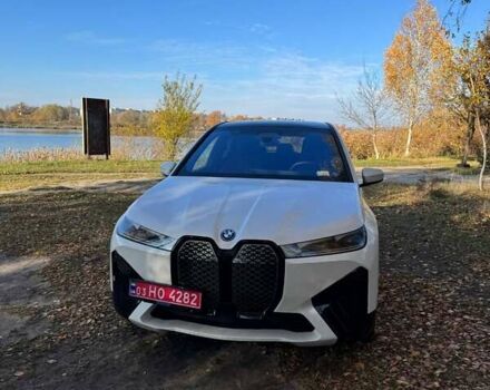 Белый БМВ iX, объемом двигателя 0 л и пробегом 22 тыс. км за 50100 $, фото 1 на Automoto.ua