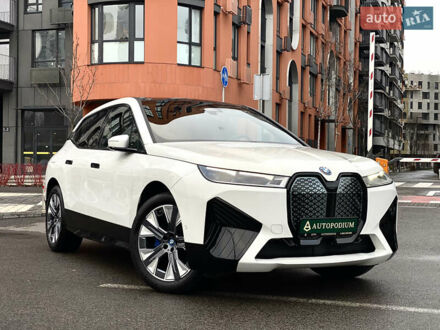 Белый БМВ iX, объемом двигателя 0 л и пробегом 34 тыс. км за 51500 $, фото 1 на Automoto.ua
