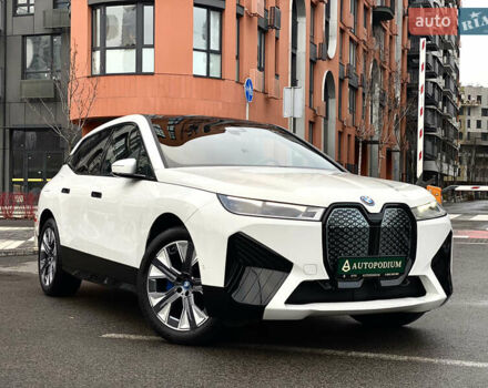 Белый БМВ iX, объемом двигателя 0 л и пробегом 34 тыс. км за 51500 $, фото 1 на Automoto.ua