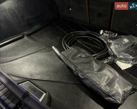 Черный БМВ iX, объемом двигателя 0 л и пробегом 165 тыс. км за 39000 $, фото 26 на Automoto.ua