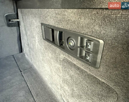 Красный БМВ iX, объемом двигателя 0 л и пробегом 130 тыс. км за 53900 $, фото 23 на Automoto.ua