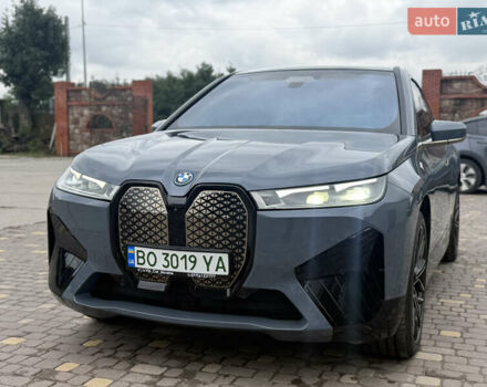 Серый БМВ iX, объемом двигателя 0 л и пробегом 19 тыс. км за 77000 $, фото 1 на Automoto.ua