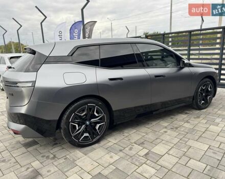 Серый БМВ iX, объемом двигателя 0 л и пробегом 49 тыс. км за 79500 $, фото 2 на Automoto.ua