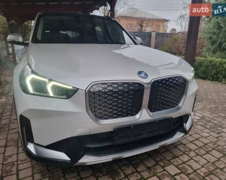 Белый БМВ iX1, объемом двигателя 0 л и пробегом 40 тыс. км за 29700 $, фото 3 на Automoto.ua