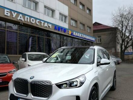 БМВ iX1 2024 в Киеве на Automoto.ua Белый БМВ iX1, объемом двигателя 0 л и пробегом 1 тыс. км за 30799 $, фото 1 на Automoto.ua