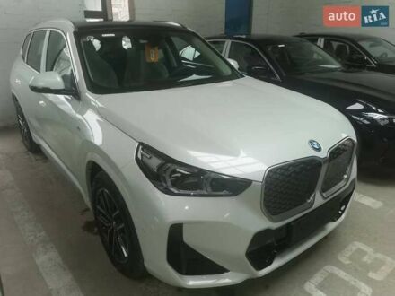 БМВ iX1 2025 в Житомире на Automoto.ua Белый БМВ iX1, объемом двигателя 0 л и пробегом 1 тыс. км за 30999 $, фото 1 на Automoto.ua