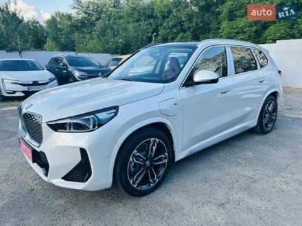 БМВ iX1 2025 в Одессе на Automoto.ua Белый БМВ iX1, объемом двигателя 0 л и пробегом 1 тыс. км за 34990 $, фото 1 на Automoto.ua