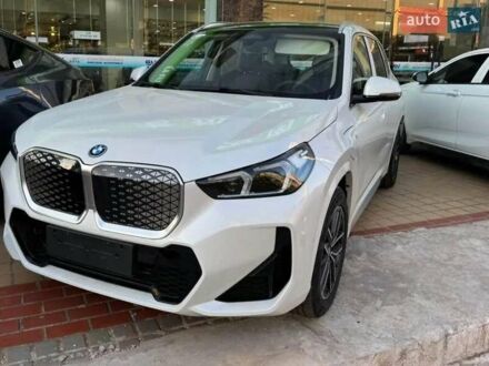 БМВ iX1 2025 в Киеве на Automoto.ua Белый БМВ iX1, объемом двигателя 0 л и пробегом 1 тыс. км за 30999 $, фото 1 на Automoto.ua