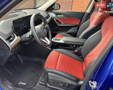 Синій БМВ iX1, об'ємом двигуна 0 л та пробігом 2 тис. км за 35000 $, фото 5 на Automoto.ua