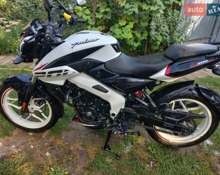 Белый Баджадж Pulsar NS200, объемом двигателя 0.2 л и пробегом 4 тыс. км за 1700 $, фото 1 на Automoto.ua
