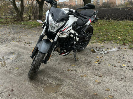 Баджадж Pulsar NS200 2022 в Ватутино на Automoto.ua Белый Баджадж Pulsar NS200, объемом двигателя 0.2 л и пробегом 8 тыс. км за 2400 $, фото 1 на Automoto.ua