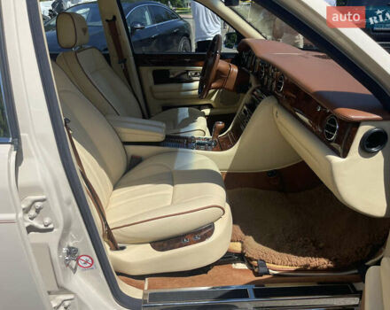 Білий Бентлі Arnage, об'ємом двигуна 6.75 л та пробігом 105 тис. км за 60000 $, фото 17 на Automoto.ua